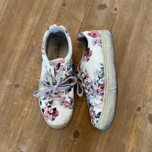 Skor - Asballa skor från pieces. Blommotiv. Storlek 39. Bra skick, inga hål eller liknade.❤️