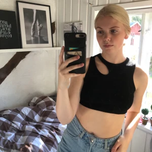 Svart topp - Croptop med snygg detalj från PULL&BEAR🤍 säljs pga jag tycke den är för kort för mig🤍 storlek S, frakten är inkluderad i priset🤍