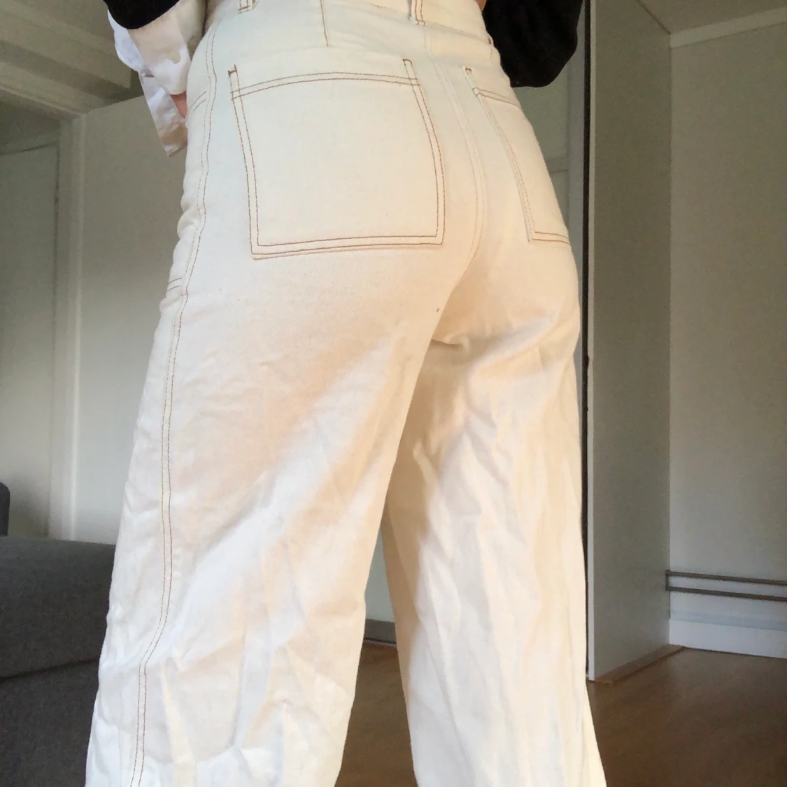 Vita byxor med sömmar från Monki  - 90