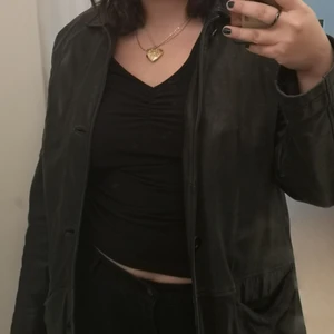 Läderjacka  - Den är köpt på secondhand, lite sliten och läderfärgen är borta på vissa ställen men dock i bra skick. Jag har strl L och denna går ej att knäppa på mig så storlekar under L kommer denna nog sitta perfekt! 