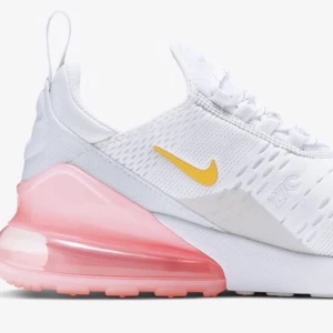 Nike Air Max 270 White & Pink  - Säljer mina oanvända Nike Air Max 270 i färgen vit & rosa då storleken är lite för stor för mig.                                                  Köpta i London för 1599kr                                        Säljer dem för 599kr