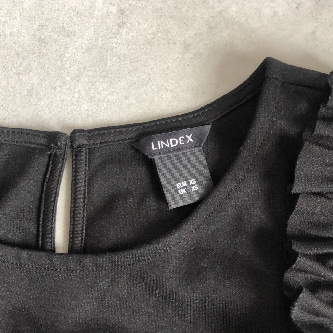 Svart linne med detaljer  - 90