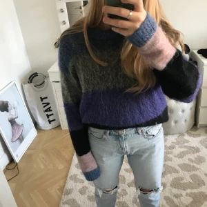 Tjocktröja från Acne storlek M - En superfin och mysig tröja. Detta plagg passar nog i båda S och M pga av att den är lite oversized i storleken💕💕