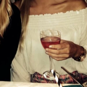  - Snygg blus som passar både till party och vardags, använd en gång (då bilden togs) och funkar bra för både small och medium. 
Behöver en strykning 