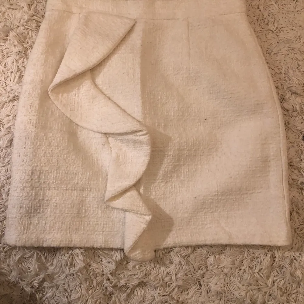 Säljer denna snygga kjol från river island, använd ca 2 ggr. Sitter jättesnyggt men kommer inte till användning. Storlek 10 motsvarar xs/s. Kjolar.