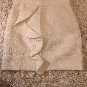 Säljer denna snygga kjol från river island, använd ca 2 ggr. Sitter jättesnyggt men kommer inte till användning. Storlek 10 motsvarar xs/s