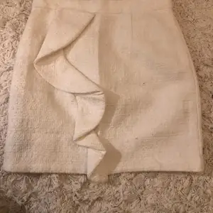 Säljer denna snygga kjol från river island, använd ca 2 ggr. Sitter jättesnyggt men kommer inte till användning. Storlek 10 motsvarar xs/s
