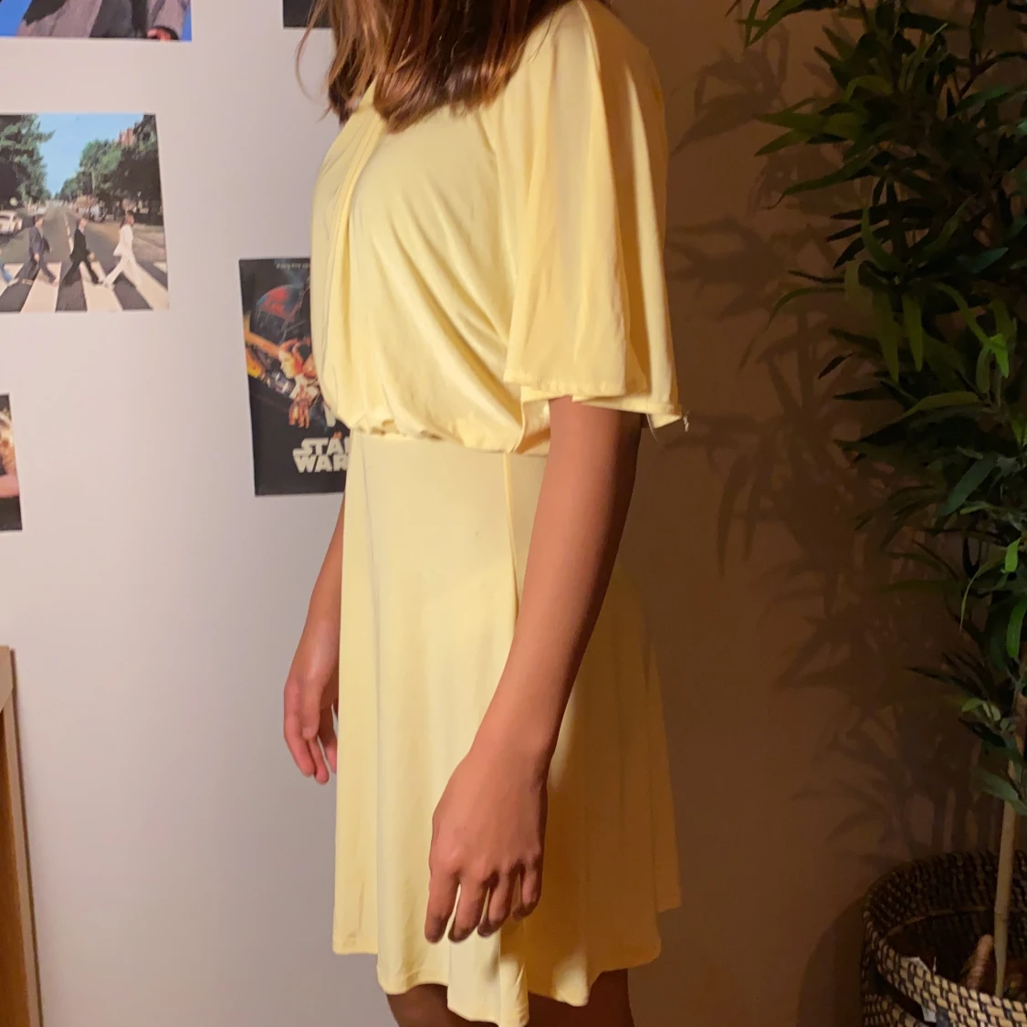 SÖT GUL KLÄNNING - 90