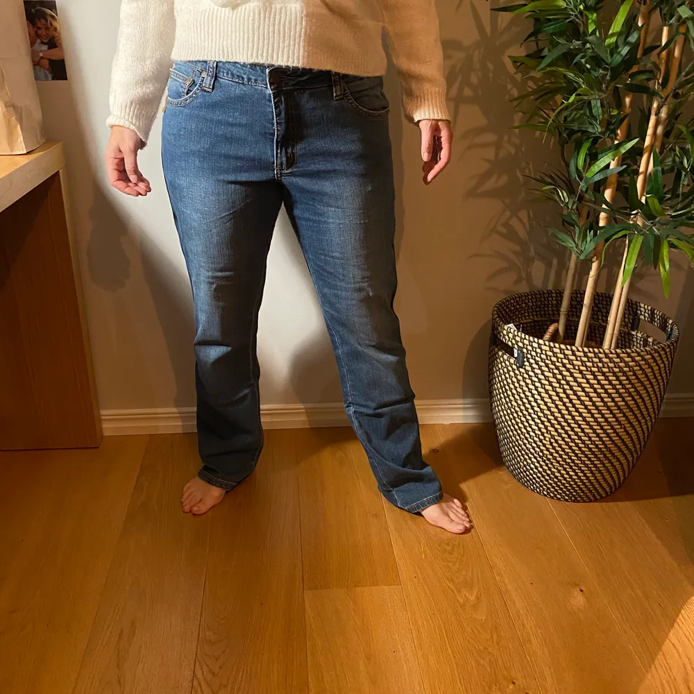 Direkt från 90 talet. Gamla svinsnygga jeans. Pösiga och storaKöpare står för frakt💕. Jeans & Byxor.