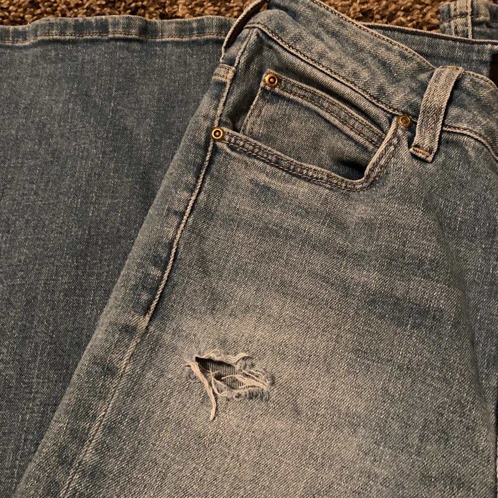 Ljusblå bootcut, väldigt stretchiga. Hål på sidan av övre lår som visas på bild. . Jeans & Byxor.