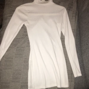 Tröja - Tight fin tröja som har två  slitsar vid höfterna .