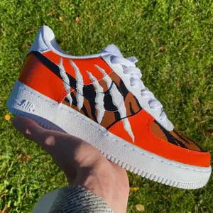 Custom Nike Air Force 1 i färgerna Orange & Tan - Helt nya och oanvända - Handmålade - Färgen är 
