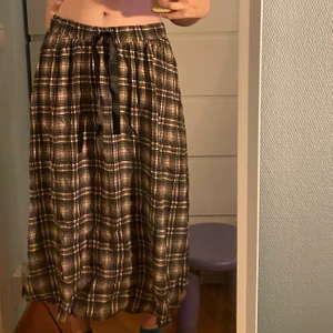 kjol - supersöt lite 50-talsvibe kjol, köpt secondhand! säljes pga att jag inte får någon användning av den. vet inte vad för storlek kjolen har men skulle säga (som lågmidjad) strl 34. tyvärr lyckats få hårfärg på dem (se bild 2) 😭 men ingenting som man lägger märke till