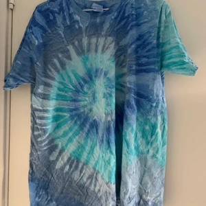 Tie diye tisha  - As ball tisha från beyond retro! Hur härlig som helst att ha på stranden eller bara hemma. 😆🖐🏼