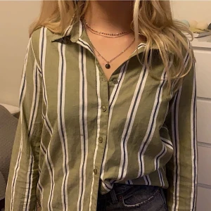 Skjorta - Går att använda öppen och stängd på olika sätt. Suuperfin