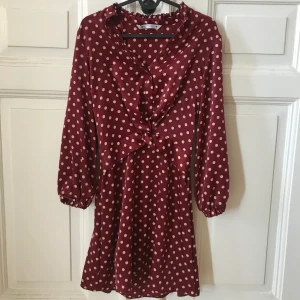 Polka Dot Dress - OANVÄND! Röd klänning med prickar från Zara i strl xs, passar dock mig som brukar ha S/M. Köptes i somras 2020, men aldrig kommit till använd då det inte kändes som min stil. Klänningen har knappar uppifrån till ca under bröstet där det sitter ett slags knyte (går inte att spänna eller lösa på), detta ger en jättefin form när man har den på sig 😍