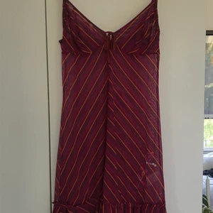 Cool klänning - Så häftig randig klänning i en rosa färg. Köpt second hand men aldrig använd. Så cool att ha över ett par jeans eller över en klänning. Är inte min stil längre så kommer inte till användning. Står ingen storlek men passar mig som har s så skulle gissa s/xs 