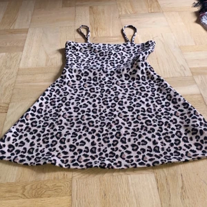 Fin klänning  - Fin klänning från h&m! Köptes för 200kr säljer för 40kr!