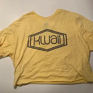 Jätte snygg pastel gul T-shirt. Är strl Xl men är klippt. använd ett få tal gånger. Start bud 40kr⚡️