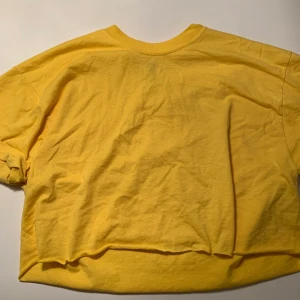 Beyond retro t shirt strl m - Gul beyond retro t shirt ( vet ej om det är från deras egna märke eller second hand ) strl m. Tar swish 