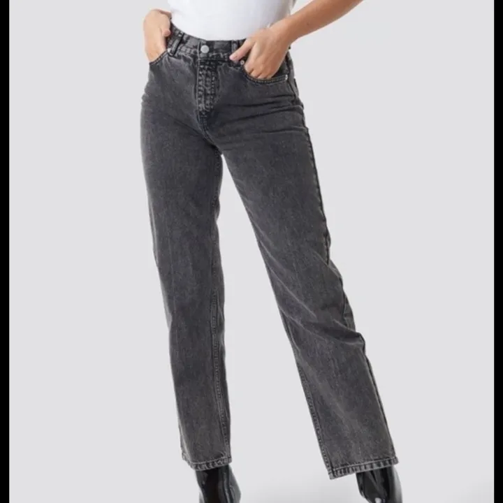 Säljer mina grå mom jeans pga att jag inte använder dem, storlek 36 och köpta för 649 kr, de är helt oanvända men prislappen är ej kvar. Sitter annars fint på kroppen, lösare i benen och tajtare runt rumpan ❤️ (frakt ingår ej ifall de behöver skickas) . Jeans & Byxor.