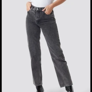 Grå mom jeans - Säljer mina grå mom jeans pga att jag inte använder dem, storlek 36 och köpta för 649 kr, de är helt oanvända men prislappen är ej kvar. Sitter annars fint på kroppen, lösare i benen och tajtare runt rumpan ❤️ (frakt ingår ej ifall de behöver skickas) 