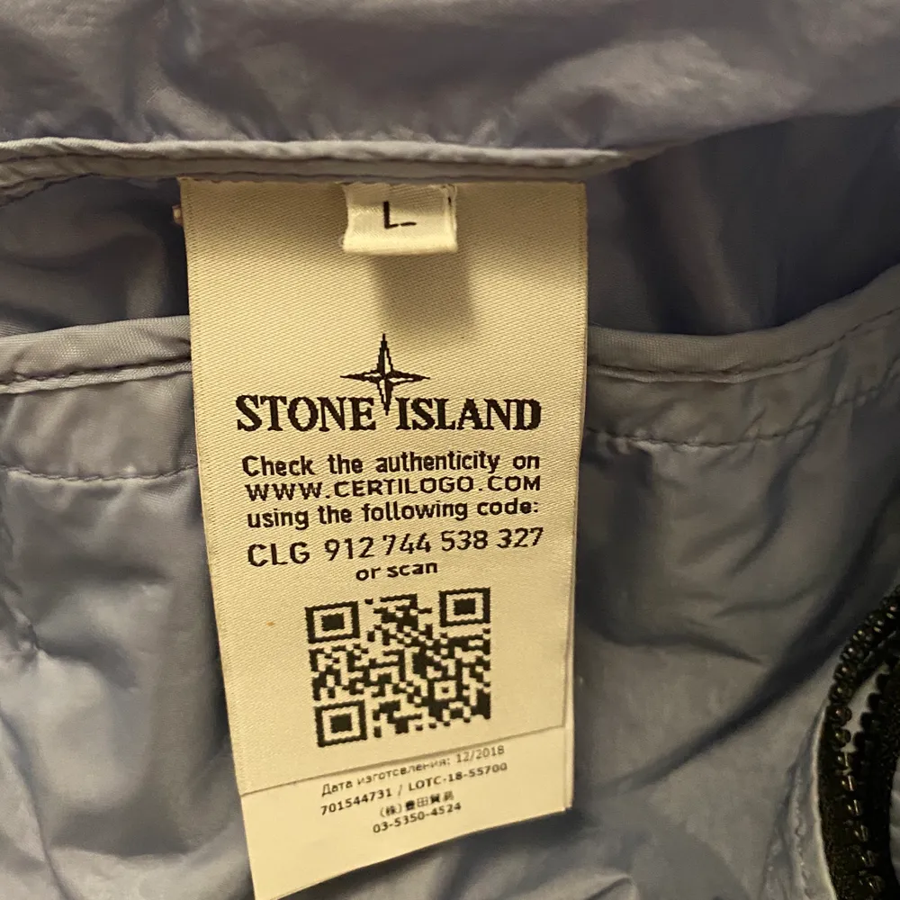 Stone Island wind jacka. Använd fåtal gånger och är i mycket bra skick! Storlek L. Nypris 6000kr. Beskrivning från företaget: Hooded jacket from Stone Island in a garment dyed, wind resistant fabric. This thin nylon jacket closes with a durable two-way zipper and the hood is adjustable. The front has two slant pockets with concealed zippers and the sleeve ends and hem have elastic taping keeping the wind out. The classic, removable Compass patch is placed on the left upper sleeve. Closes with two-way zipper Wind resistant Water repellent fabric . Jackor.