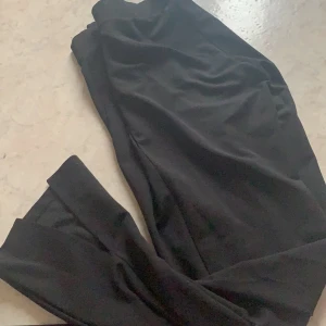 Kostymbyxor med slits - Kostymbyxor med slits vid ankeln.  Storlek 38/M  Kan fraktas eller mötas 🌸