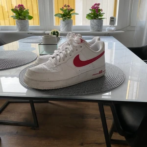 Nike air force 1 - Hej, funderar på att sälja mina air force i storlek 40,5 om intresse finns. Buda gärna, avslutar budningen på söndag högst bud vinner  😊