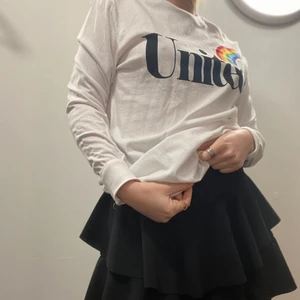 Långärmad tröja - Jättefin hel oanvänd tröja från HM med regnbågstryck ❤️ Sitter bra på mig som är ca M men kan sitta snyggt oversize på en S och lite tajtare på L 😁