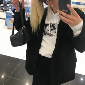 Oversized blazer från Nakd - väldigt oversized kavaj/blazer från nakd med knappar! använd kanske 2 gånger så är i bra skick. den är strl 36 men sitter ganska så oversized på mig som är 173cm. Nypris 699. Köparen står frakt 🖤