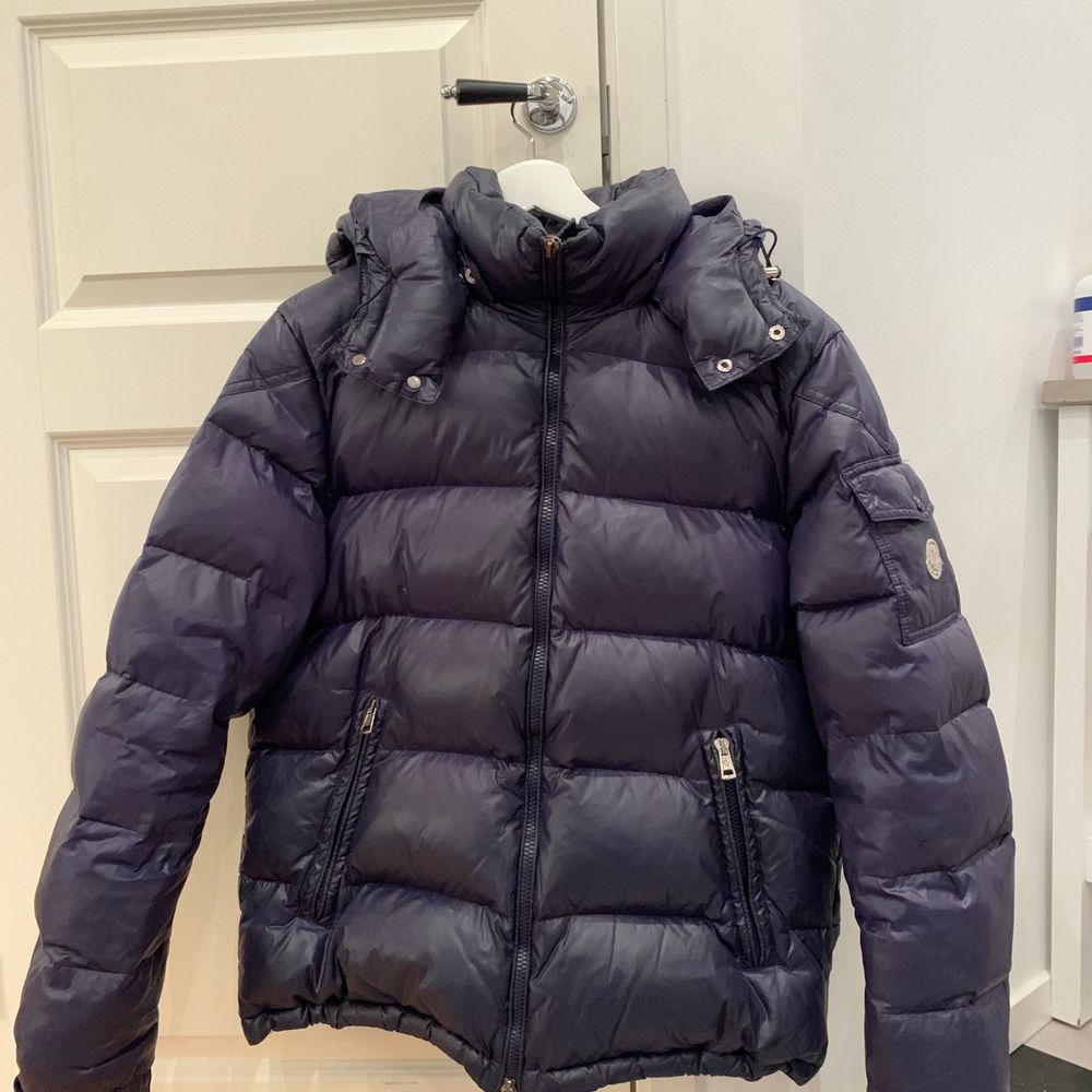 Moncler maya size 4 Mörkblå Skick: 4/10 Jackan är använd och haft den under ett par år. Ena metallbiten på det övre blixtlåset har gått av, jag kan skicka med det i paketet, går säkert att fixa själv! Vill få sålt den fort därav det sjukt billiga priset! Den är köpt på Vestiaire som gör en äkthetskontroll innan den skicka vidare! Har tyvärr inget kvitto och eller inget kvitto från Vestiaire... (igen därav det billiga priset) . Jackor.