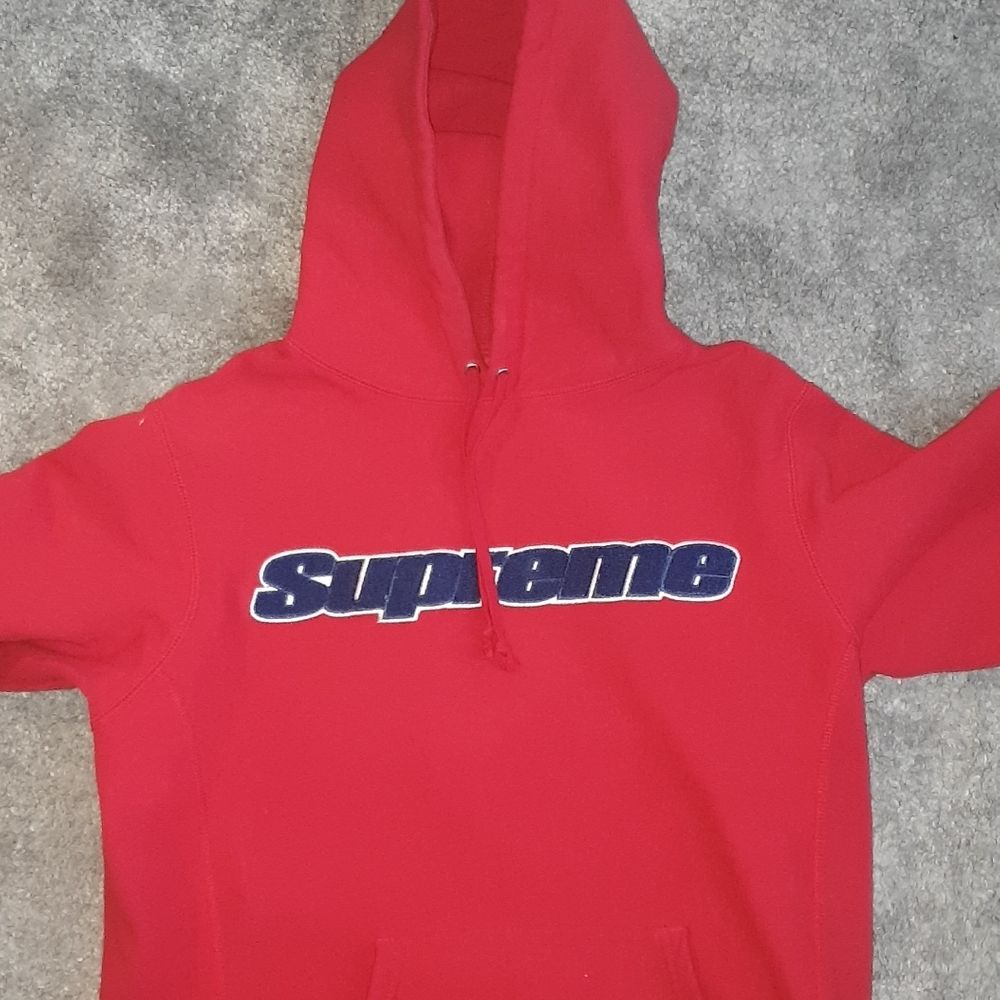 Röd supreme hoodie strl medium | Plick Second Hand