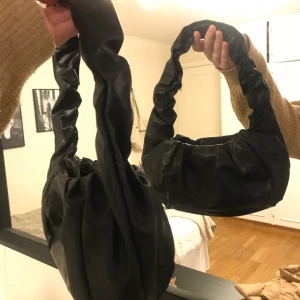 Small round handbag  - En rund skrynklad handväska i fuskläder. Köpt för 180kr. Aldrig använt