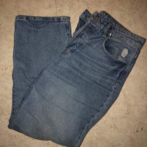Ett par skitsnygga blåa wide jeans i denim som sitter perfekt på röven. Den är high waisted och slutar vid ankeln. Är 160cm 