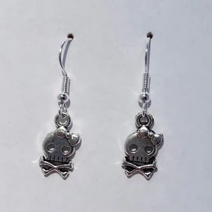 Örhängen - Knappt använda! ❤️ De desinfekteras självklart innan de fraktas. Köpare står för frakten (11kr) ☺️