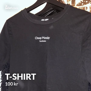 T-Shirt - T-Shirt från Chep Monday i Xs. Fint skick, sparsamt använd🤍