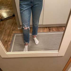 Girlfriend Jeans med slitningar från HM. Använt några gånger. 