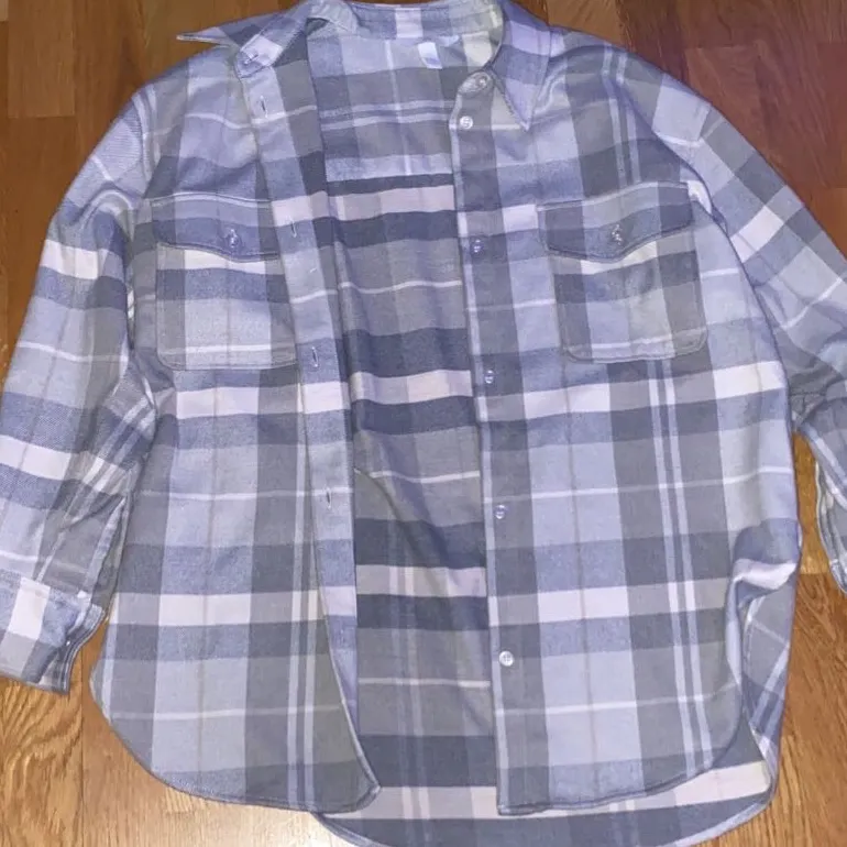 Superfin jacka som kan användas som en skjorta med💗 Köpt på H&M och används 1-2 gånger💗 Passar perfekt på mig🥰 Om de är många som är intresserade startas en budgivning som sker i kommentarerna🥰 Kram❤️Fraktat även💗Nypris 400kr. Jackor.