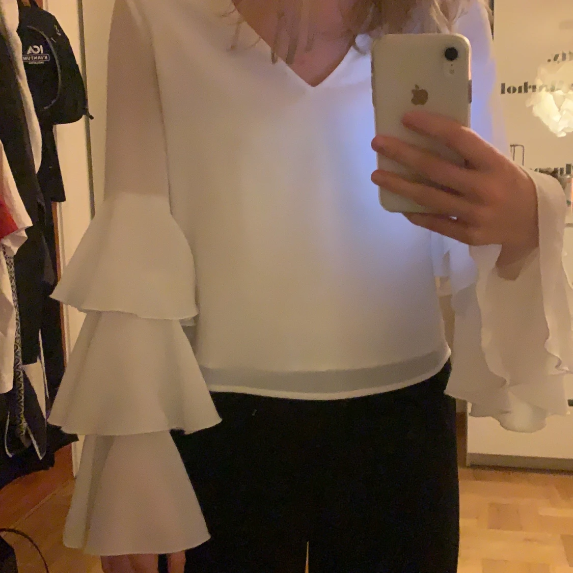 Vit blus med volangärm