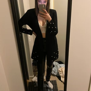 Kofta/cardigan HELT NY - Kofta/cardigan från Zara i storlek S. Passar både fest och vardags. Aldrig använd utan bara provad, prislapp kvar. 