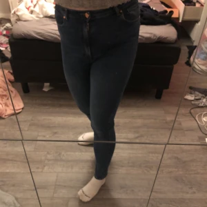 Jeans  - Oanvända blåa jeans som endast är tvättade. Nypris 600kr