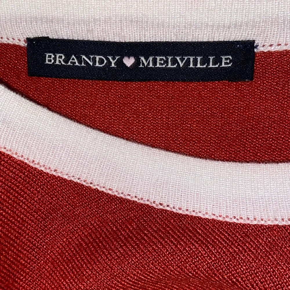 Brandy Melville tröja i fint skick, start pris 50 kr buda i kommentarerna!❤️. T-shirts.