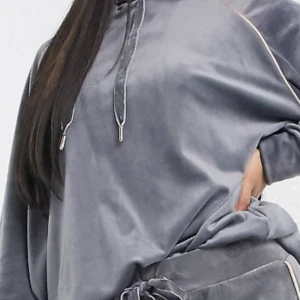 Velourset med sammetskänsla Hunkemuller - Grått mjukisset med sammetskänsla med rosa detaljer. Kan skickas med postnord för 66:- som betalas utöver priser för setet. 