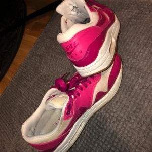 Nike air max  - Jätte fint skick! Om man putsar/tvättar dom lite blir de som nya! Sulan är inte sliten alls. Nypris 1500