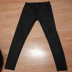 Svarta leggings - Dessa leggings är i strl L. De är glasiga och stretchiga. De är i väldigt bra skick och är andvända ca 1 gg. Kontakta om du vill har fler bilder eller om du är intresserad.