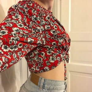 Blommig blus  - Super söt off shoulder-blus i strl xs-s från Gina Tricot. Snygg att knyta där fram men funkar att ha bara som den är. 💓 60kr + frakt 