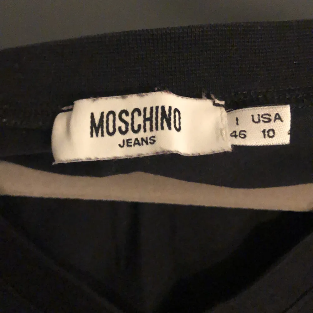 Jätte fin trekvarts tröja från moschino jeans med detaljer på framsidan och armslutet. Sitter jätte snyggt på passar s/M. Toppar.