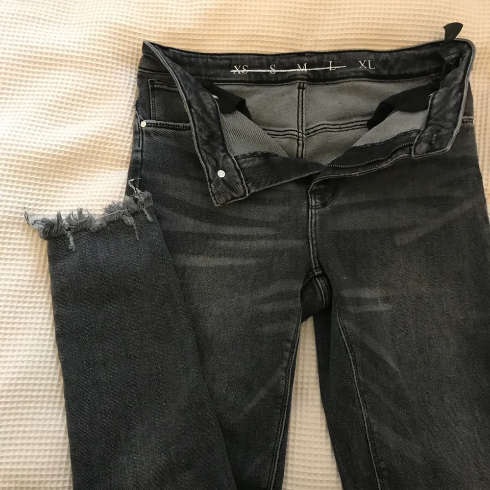 Oanvända gråa jeans från BIKBOK, strl XL, mjuka, ankellånga. Jeans & Byxor.
