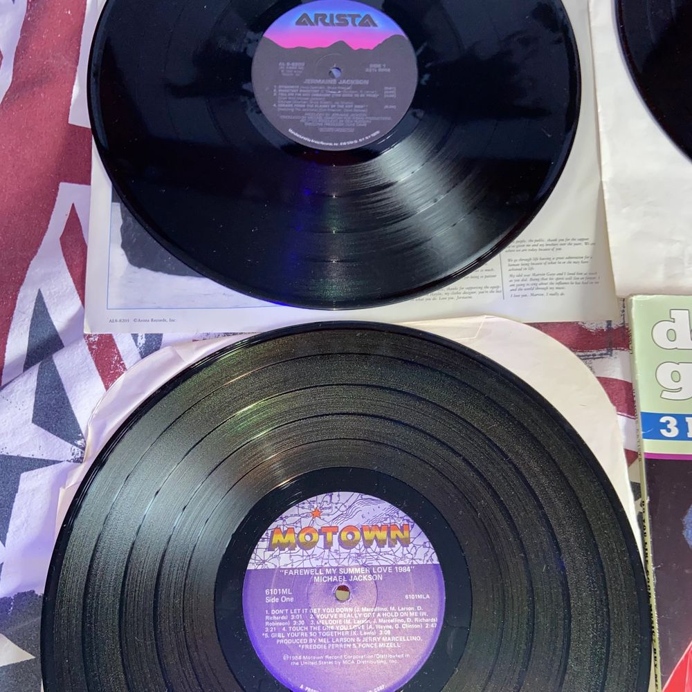 Säljer dessa 3 stora vinylskivor med artister som Diana Ross, Marvin Gaye, Jermaine Jackson. Är lite osäker på bris så kom med förslag/bud. Vet ej hur skicket är när det gäller att lyssna på musiken då skivorna är köpta för att ha som dekoration. Kontakta mig vid frågor! :) endast 2 skivor kvar! (Andra skivan såld). Övrigt.